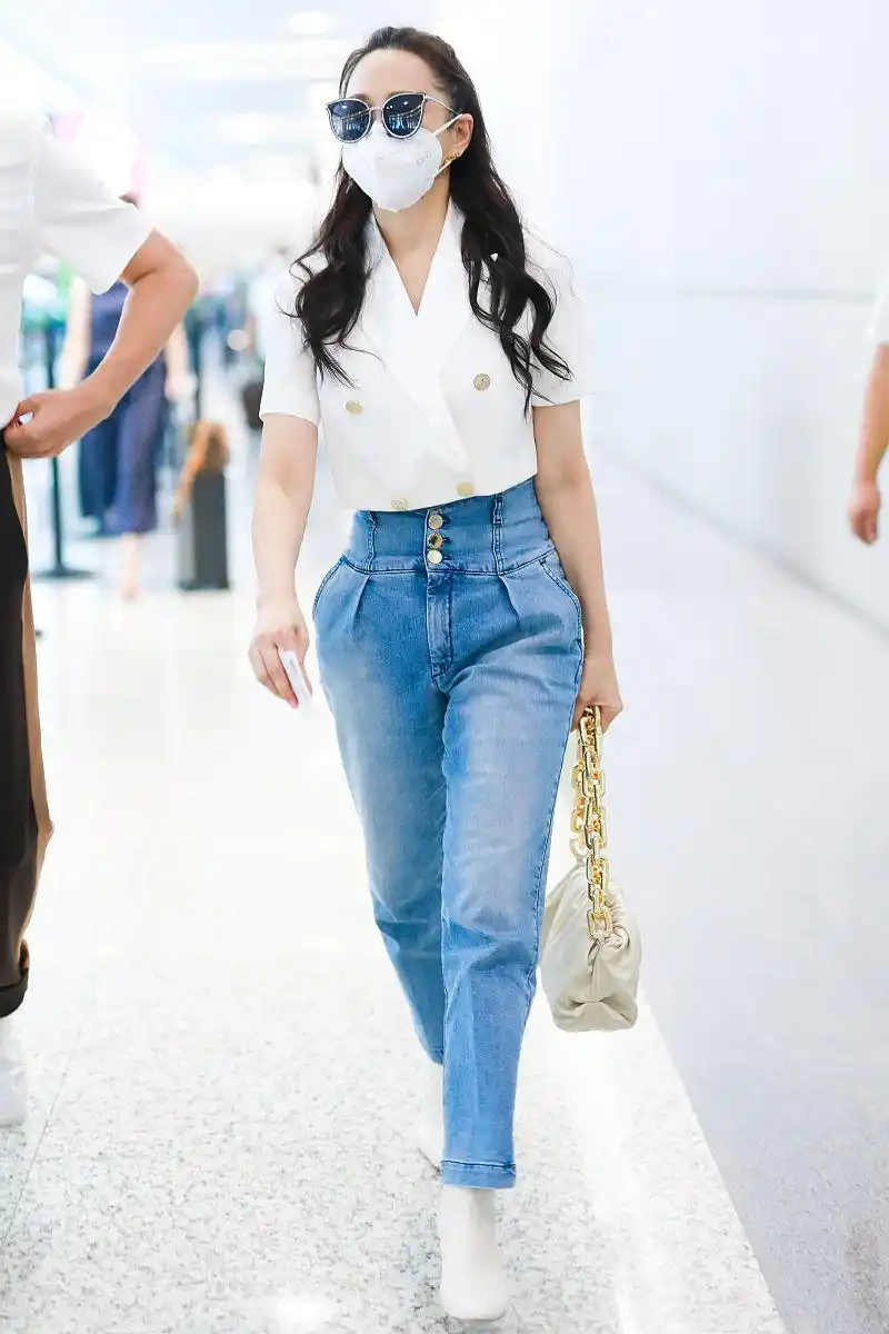 伊能静街拍:白色短西装高腰牛仔裤 bv云朵包温柔干练