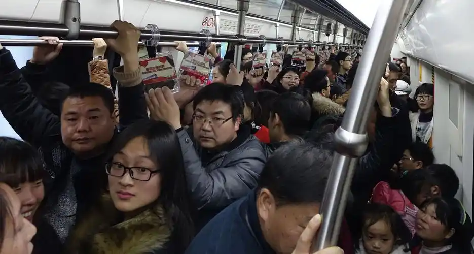 郑州地铁首迎公众假日客流爆满