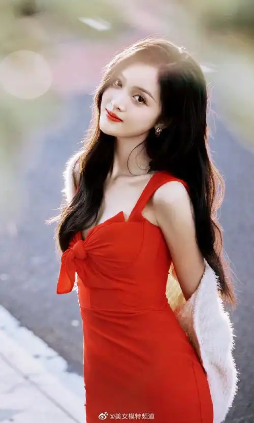 吴宣仪晒红色公主短裙随拍 清甜笑容配阳光昂意无限