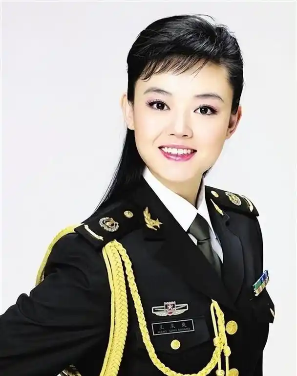 是中国军旅歌手王庆爽,也是一位著名的女高音歌唱家