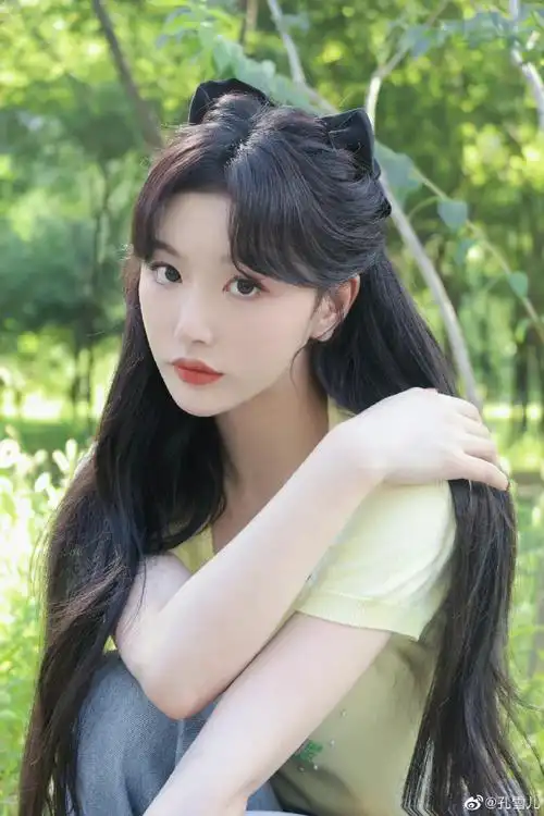 遛个弯儿都拍的这么好看,眼睛好大布灵布灵的,姐姐真的太漂亮了!