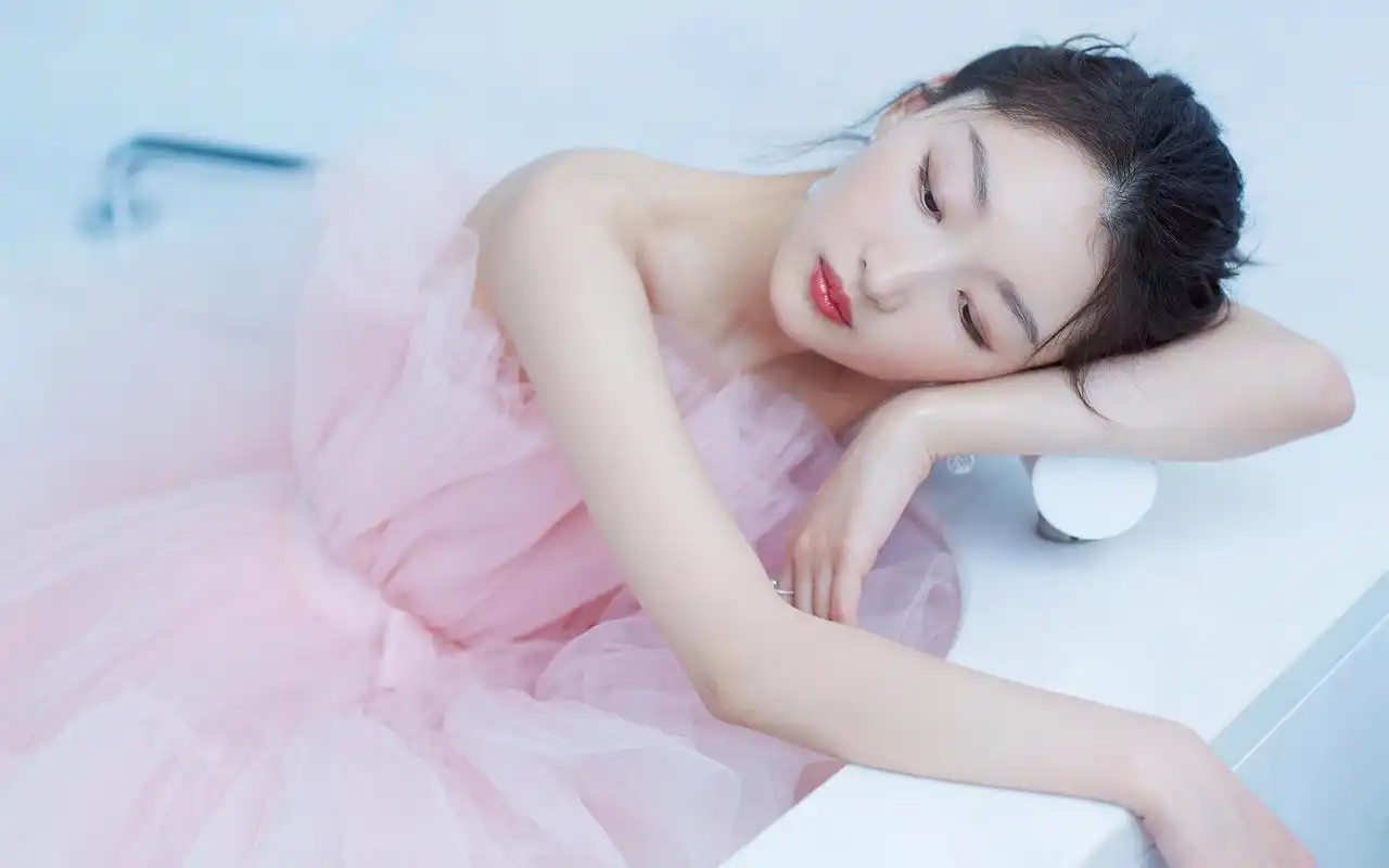 周冬雨粉裙甜美高清桌面壁纸