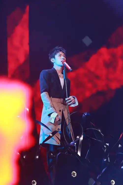 易烊千玺现身跨年晚会摇滚少年不羁开唱