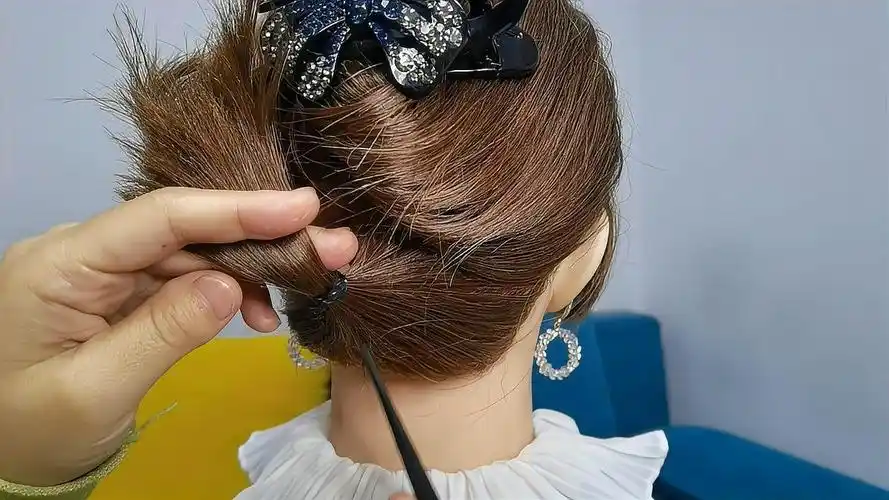 头发短碎发多怎么扎头发,这个方法好用,发型精致又俏皮