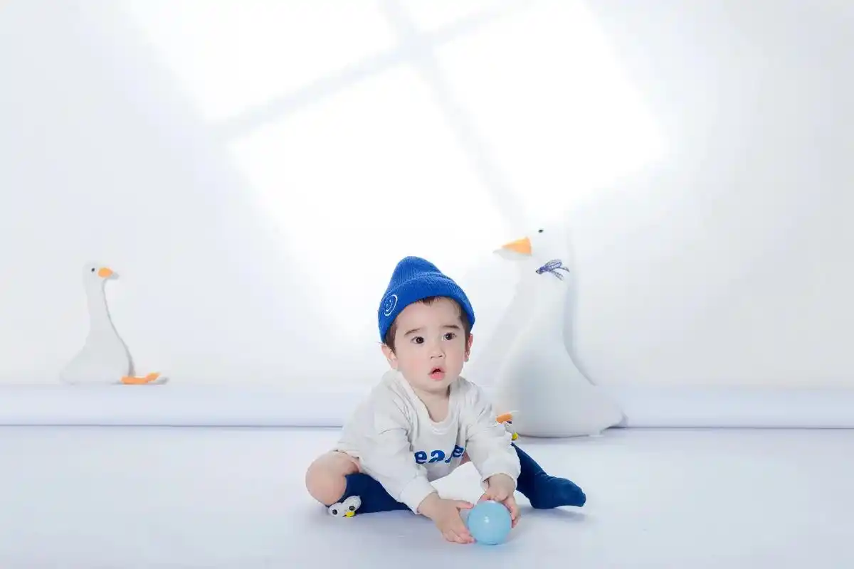 在肚子里的时候希望你浓眉大眼双眼皮皮肤白