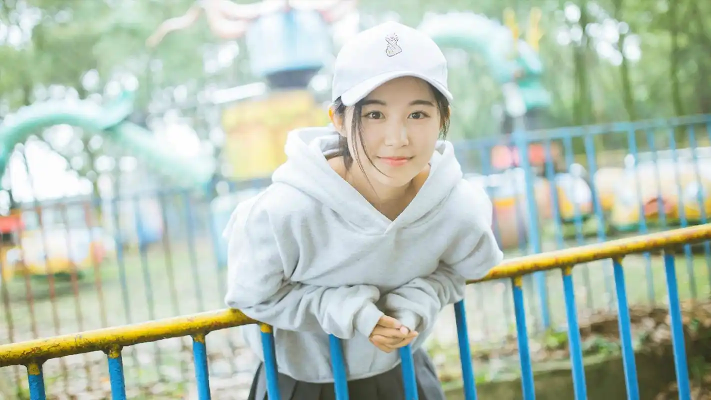 清纯唯美游乐场美女桌面壁纸图片