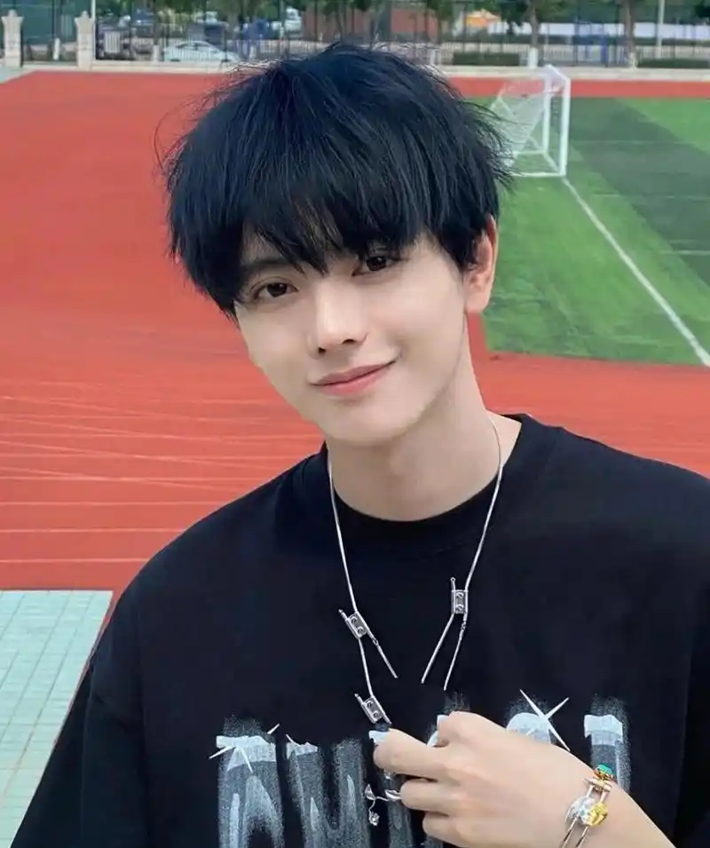 这个发色叫蓝黑色染完被追着问的发色,气质又独特男生也很适合  越掉