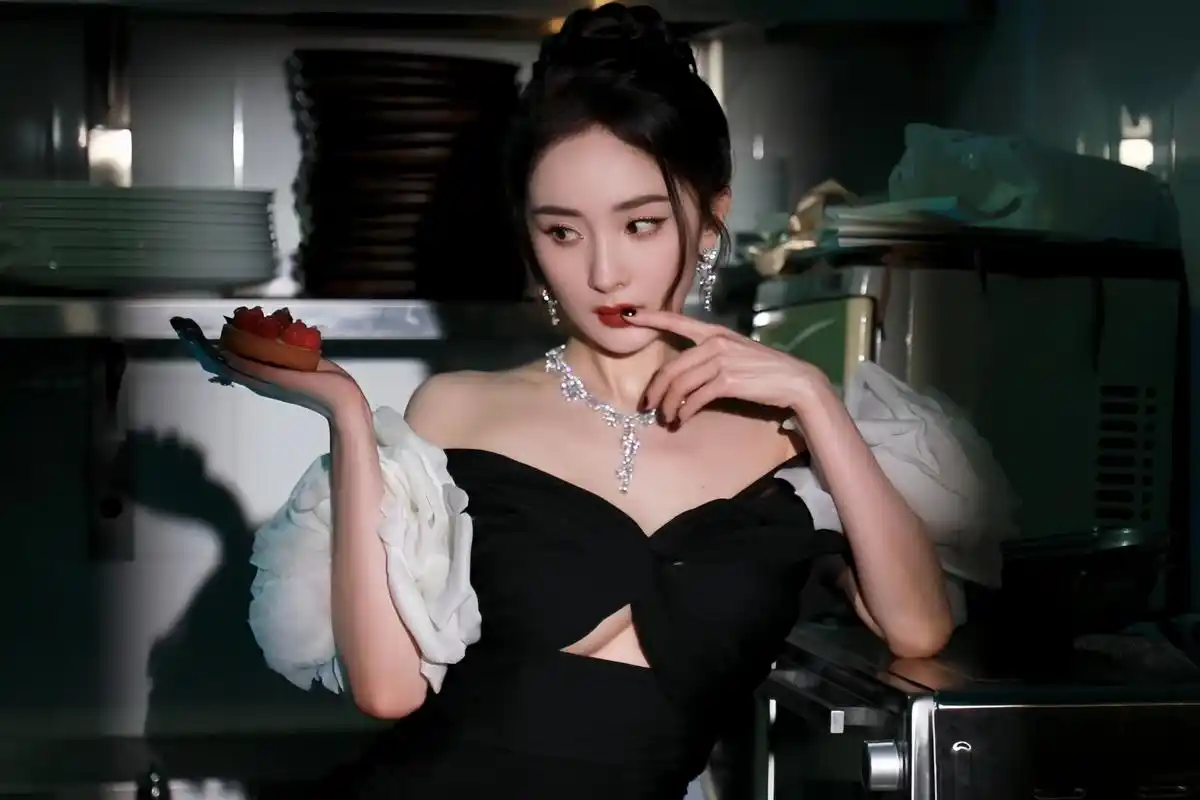 杨幂7815优雅黑天鹅礼服|微博之夜最美礼服[兔子]