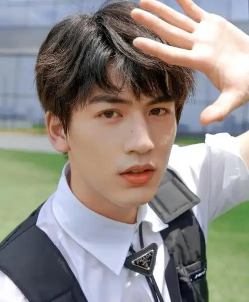 南师大校草因撞脸李敏镐走红还是陈瑶新剧少女大人男主