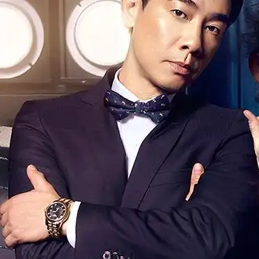 50岁陈小春现身机场,jasper真可爱,不过手上的手表亮了