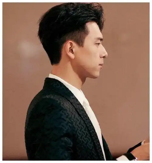 男星侧颜pk:李现鼻尖太突兀,杨洋骨相有点清秀,蔡徐坤比例绝了