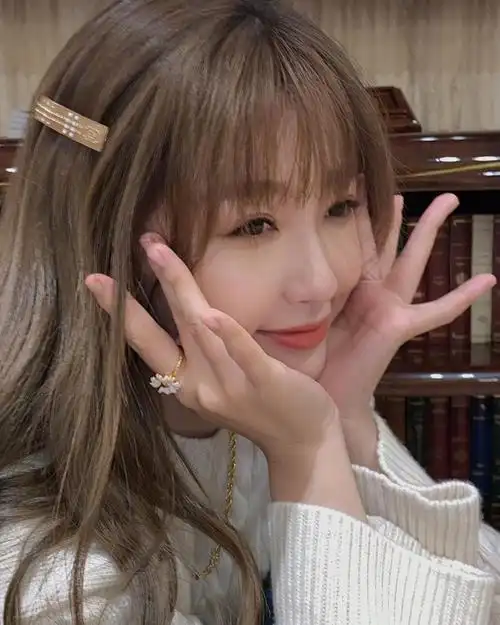 美女明星虞书欣妩媚优雅性感写真