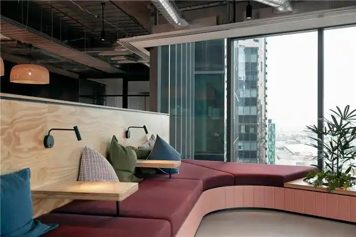 简约时尚风办公室装修休息区实景图