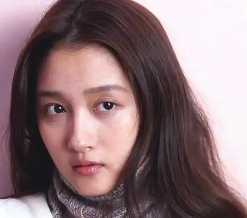 00后小花欧阳娜娜素颜现身机场皮肤白皙水润碾压国民闺女关晓彤