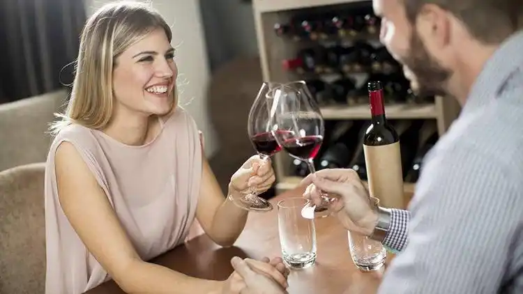 酒桌上的敬酒礼仪,小细节大修养!