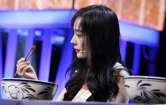 杨幂简单黑裙难掩火辣身材,脸埋碗里吃饭萌化人心