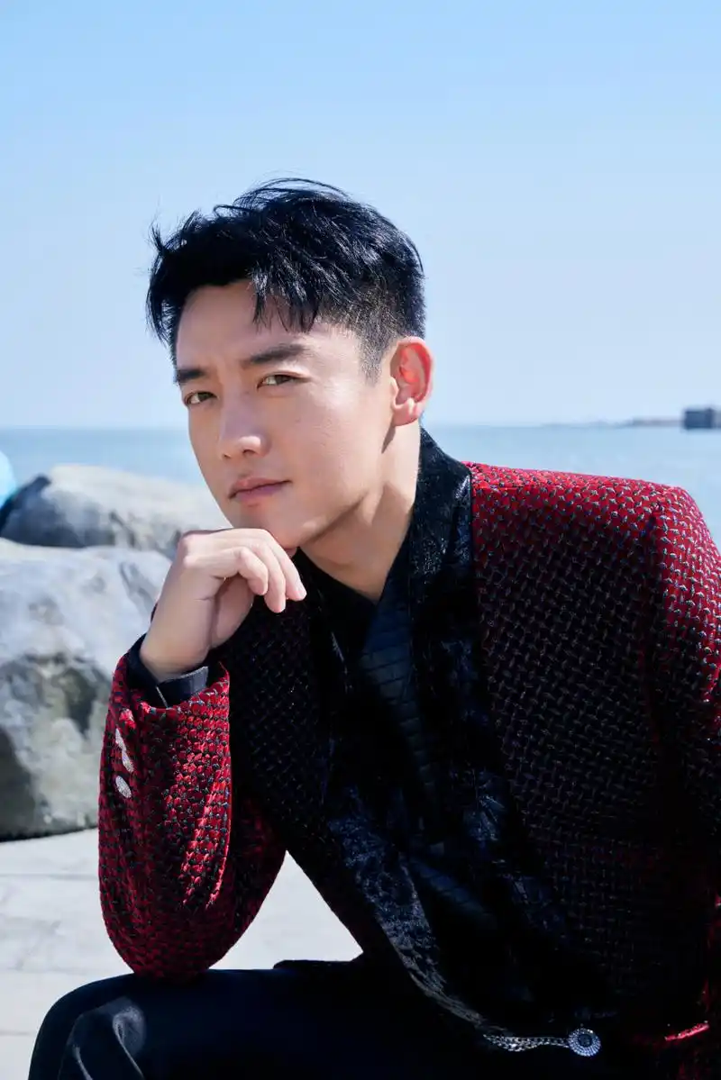 郑恺身穿暗红色质感西装搭配利落发型尽显绅士魅力,和恺哥一同在鹭岛