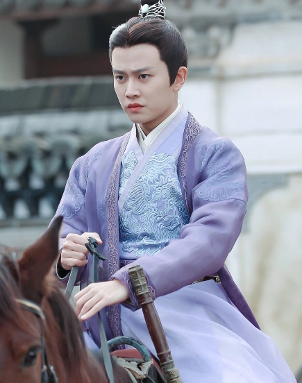 锦衣之下若不是今夏的破案能力太强陆绎大人对她应是不屑一顾