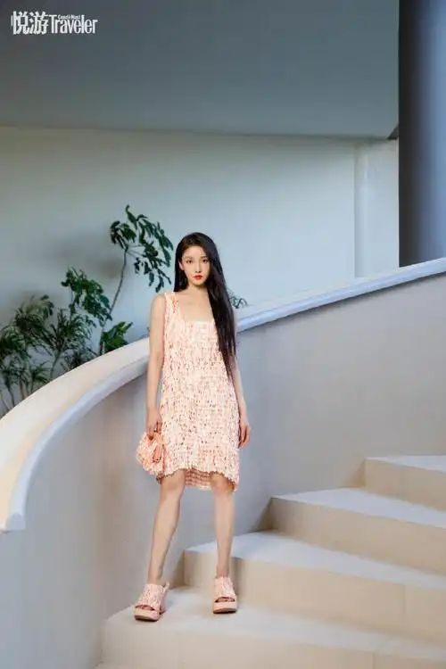 women who travel##姜贞羽夏日印花裙写真##姜贞羽盛夏海风大片