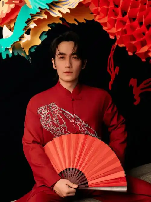 朱一龙元宵节营业照片96一身红色新中式,节日氛围满满,龙哥还挺适合