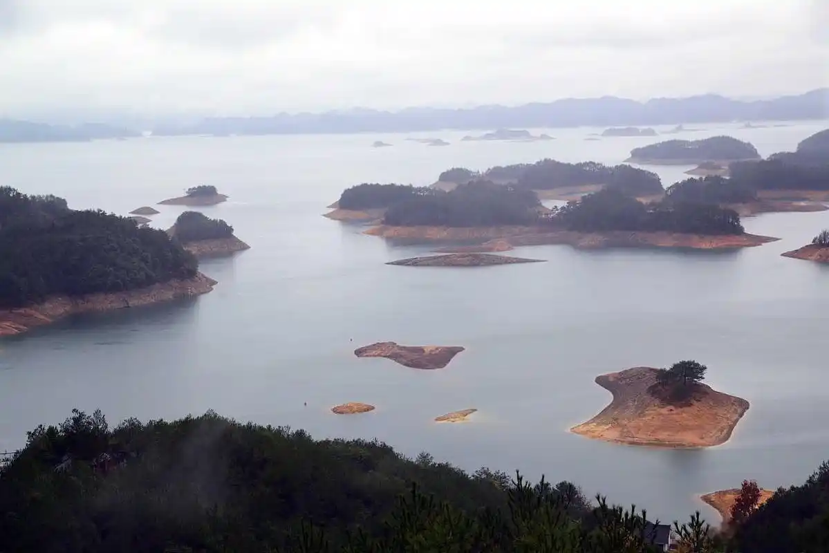 千岛湖二日游攻略 千岛湖,位于浙江省杭州市淳安县境内,是国家级风景