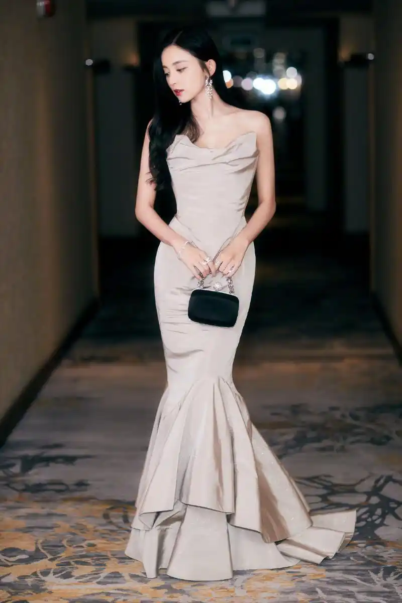 古力娜扎抹胸性感白色长裙写真高清图片