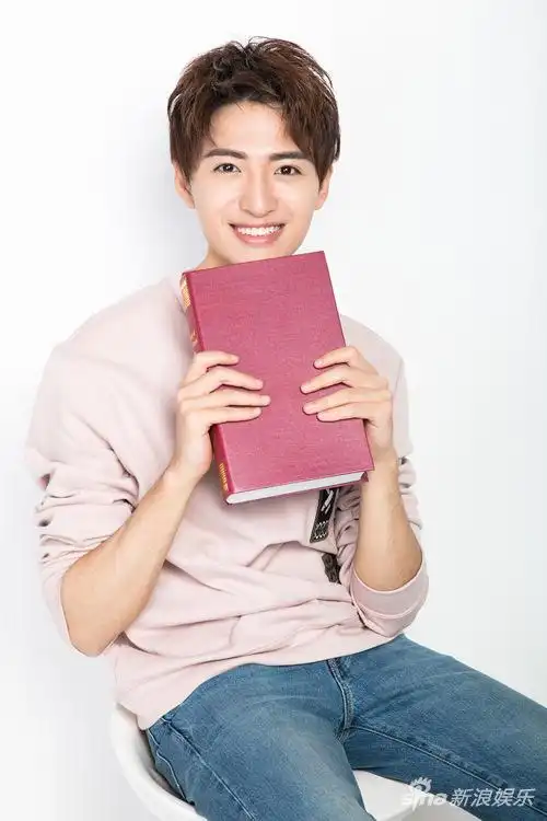 组图王成最新写真曝光眉目俊朗笑容沁人心脾