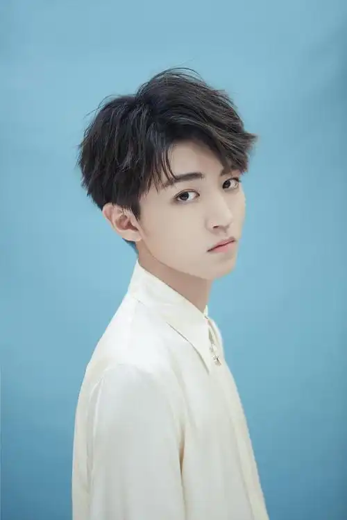 王俊凯19岁生日会官宣,2张海报遮住眼睛!粉丝:终于回家了