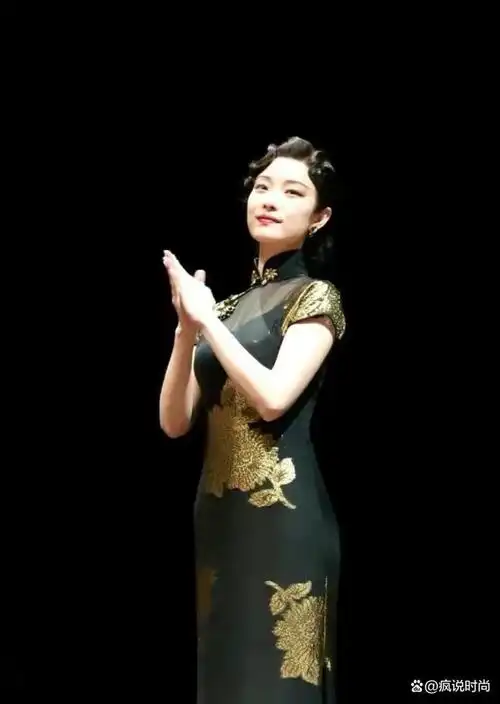 倪妮的气质无敌了,穿墨绿色旗袍秀"花瓶身材",真是端庄又迷人