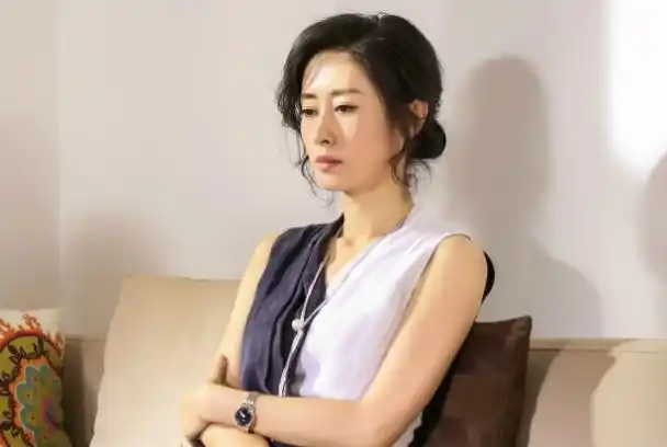 后来两人因为感情破裂,走向了单身,刘敏涛独自带着女儿,于是刘敏涛便