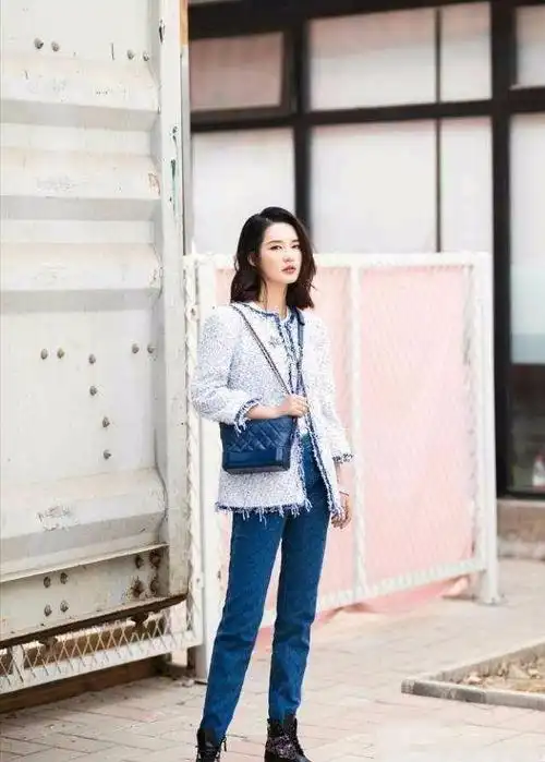 李沁一身花裙亮相,皮肤白皙,气质靓丽,俨然花仙子!