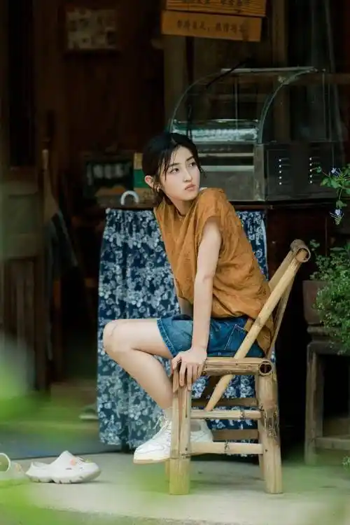 张子枫《向往的生活》剧照 蘑菇屋前玩耍静坐舒适安逸_娱乐_照片