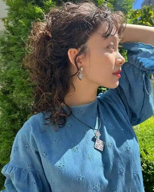 全头烫小卷,真洋气_发型_卷发_自然