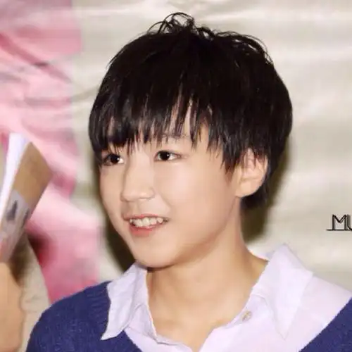 回头看了看王俊凯早期的图,感觉养成系真奇妙.(.