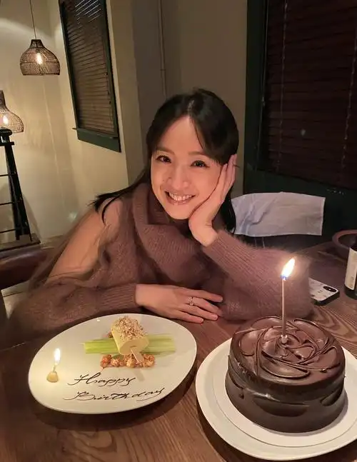 宝宝的第一个生日,希望她可以一直幸福～照片中,林依晨身穿咖啡色露肩