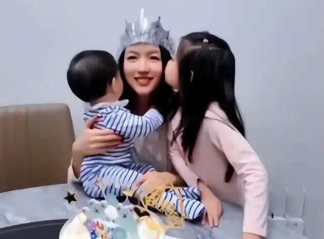 娱乐:张梓琳首晒二胎女儿正脸照,妹妹白白胖胖可爱十足,和爸爸长超像