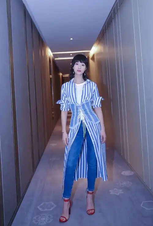 蓝盈莹穿高腰裤,秒变180大长腿,难怪曹骏不敢站旁边!