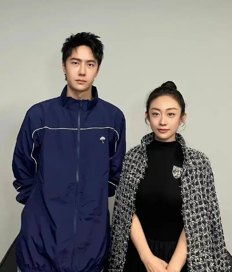 王一博##金鸡奖#掉落几张合照,小伙子长得真周正呀[比心]