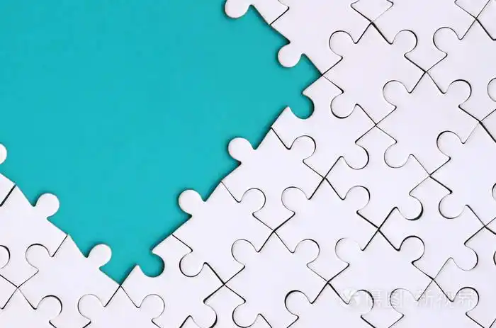 在蓝色塑料表面的背景下折叠的白色拼图拼图碎片.