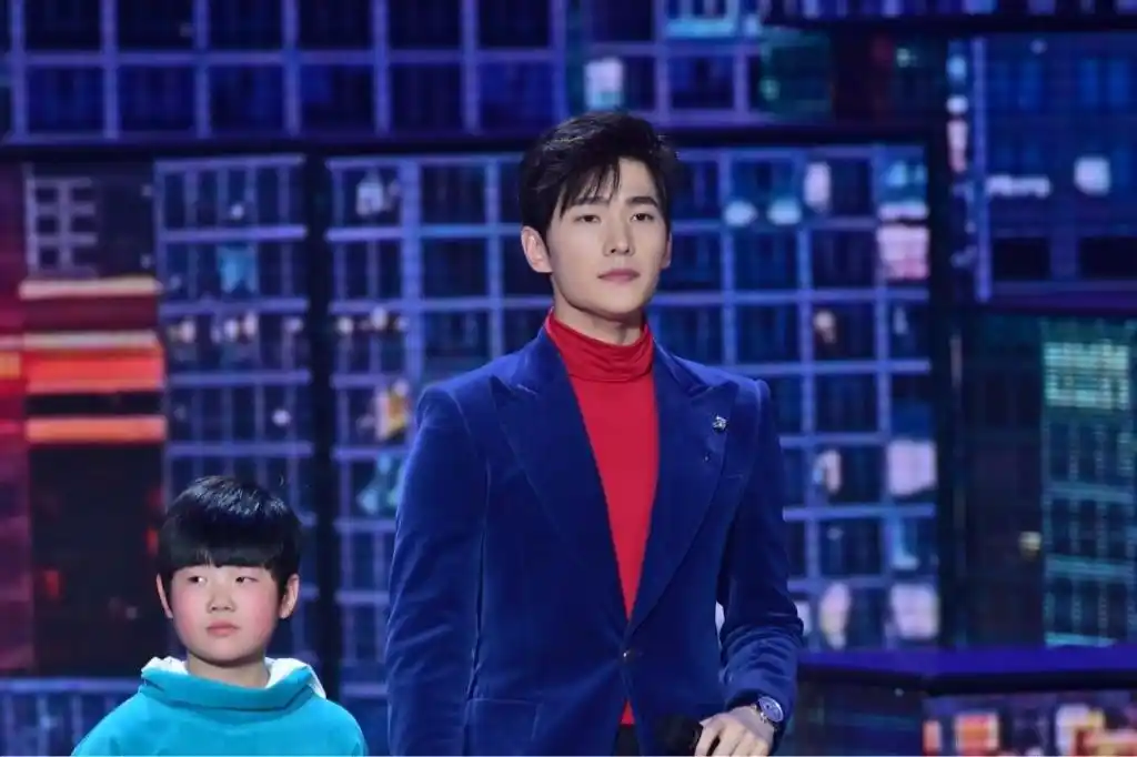 杨洋央视春晚上台前给留守儿童们派发新春红包