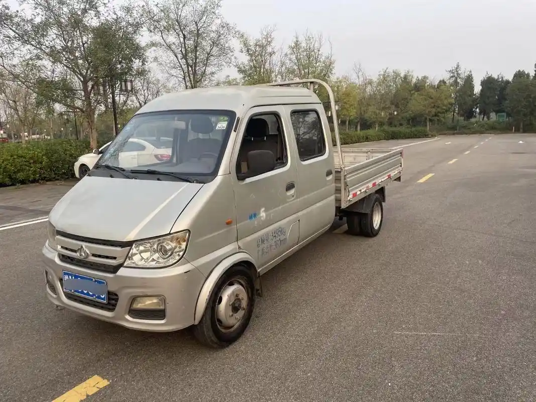 新到2017年6月长安新豹双排货卡,后双轮,1.2排量最高配.