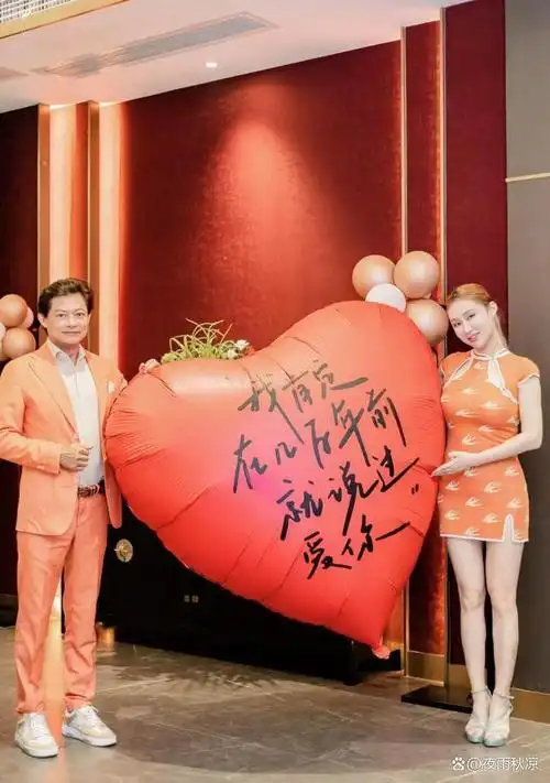 著名歌唱家莫华伦再婚,小30多岁娇妻秀丰满身材,穿超短裙险走光