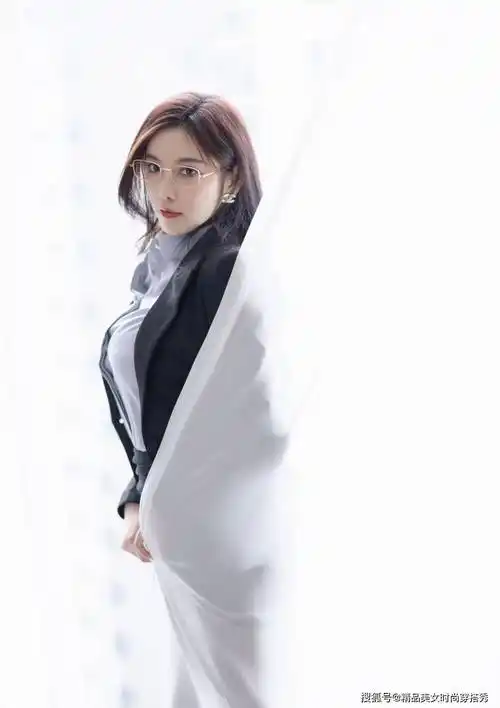 美女穿黑色的西装套裙内搭淡蓝色衬衫经典利落,简约耐看_女性_气质