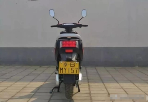 北京首张电动车牌照诞生,上牌流程同时曝光,网友:这也太贵了!