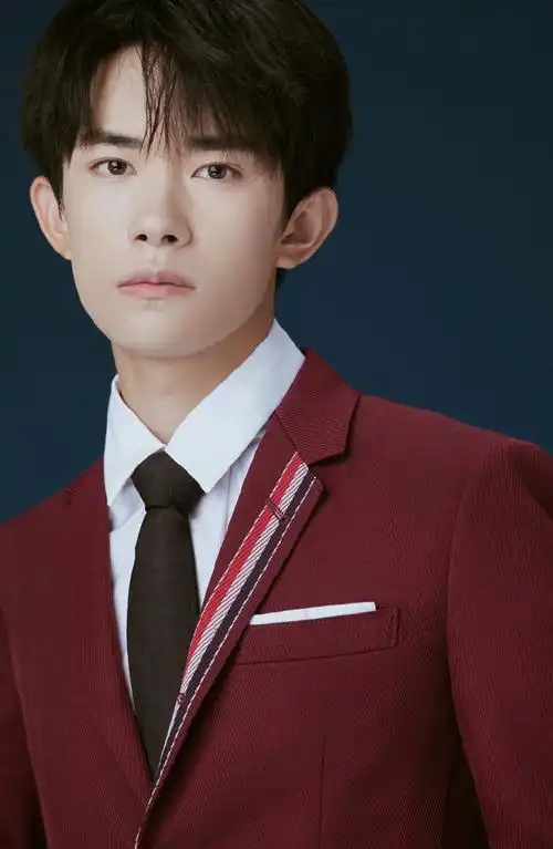 > 易烊千玺红色西装帅气图片(3/8)