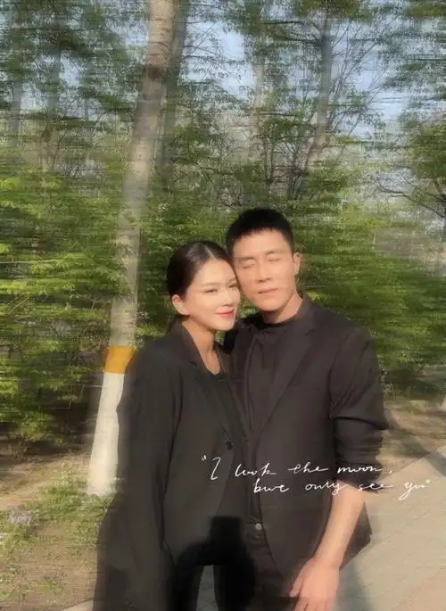 杜淳终于收心王灿罕晒二人合照夫妻俩公园散步双手紧牵好甜蜜