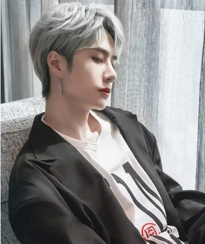 但除了节目中的各种挑染发色,王一博的银发造型也十分引人注目