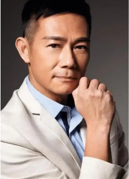 60岁香港影帝游重庆,蹲路边吃小面辣得满脸大汗,吃完还喊爽