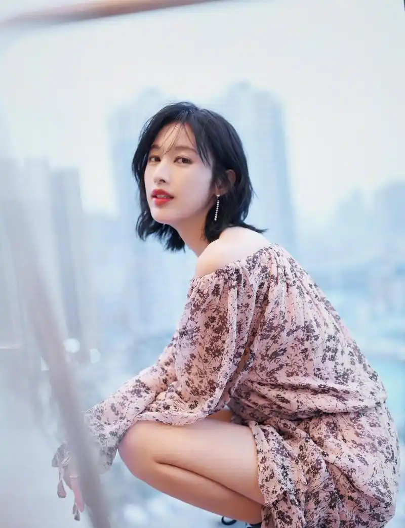 高挑美女演员张俪,貌美身材好,性感美照集锦