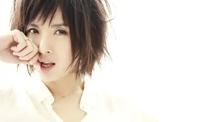 毕竟如今李佳也不是非常出名,两人在2010年共同参演《青春不言败》时